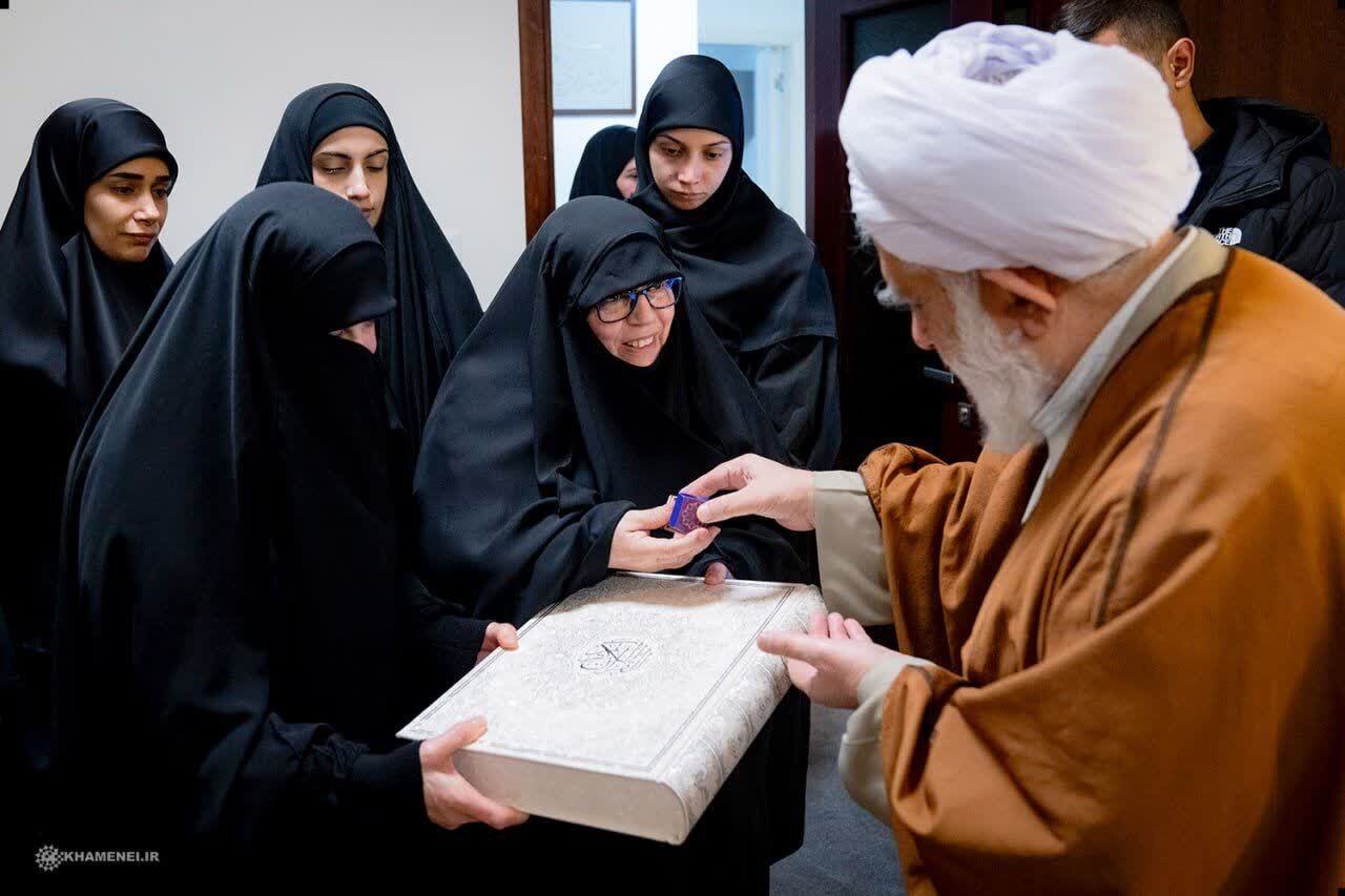 Ayatollah Akhtari meets with families of martyred Hezbollah commanders (+Photos)