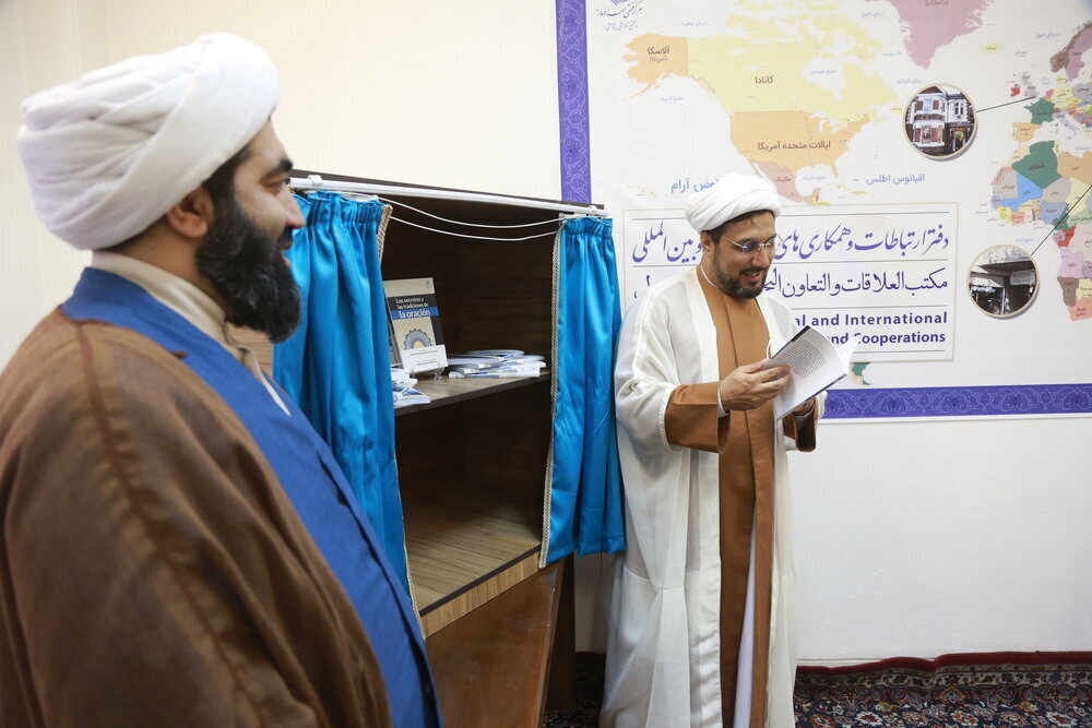"Secrets and Manners of Prayer" book by Ayatollah Fazel Lankarani translated into Spanish