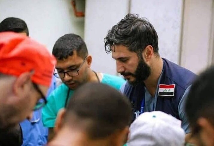 پزشک سرشناس عراقی در غزه، به دیدار آیت الله سیستانی رفت + عکس