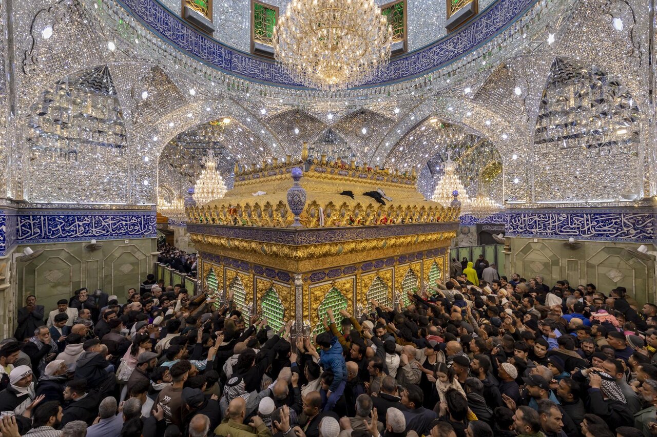 Crowds of pilgrims celebrate first night of holy Ramadan at Al-Abbas shrine (+Photos)