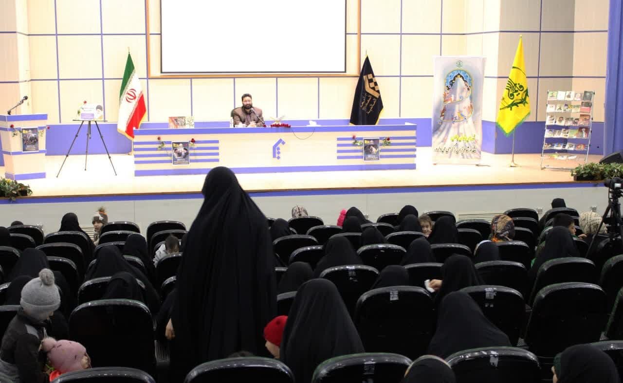 همایش «مدافعان حریم عشق» در قم برگزار شد + تصاویر