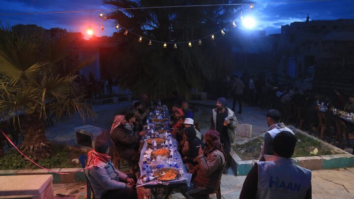 عکس خبری | افطاری دسته جمعی در شهر ادلب سوریه