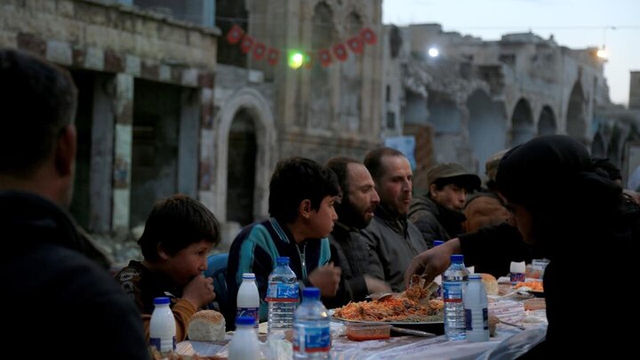 Photos: Muslims' mass Iftar in Idlib, Syria