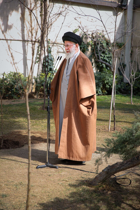 Photos: Imam Khamenei planted saplings on National Tree Planting Day