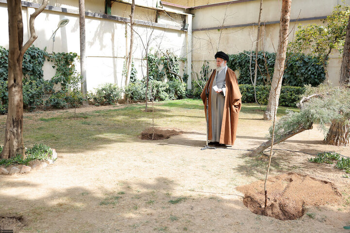 Photos: Imam Khamenei planted saplings on National Tree Planting Day