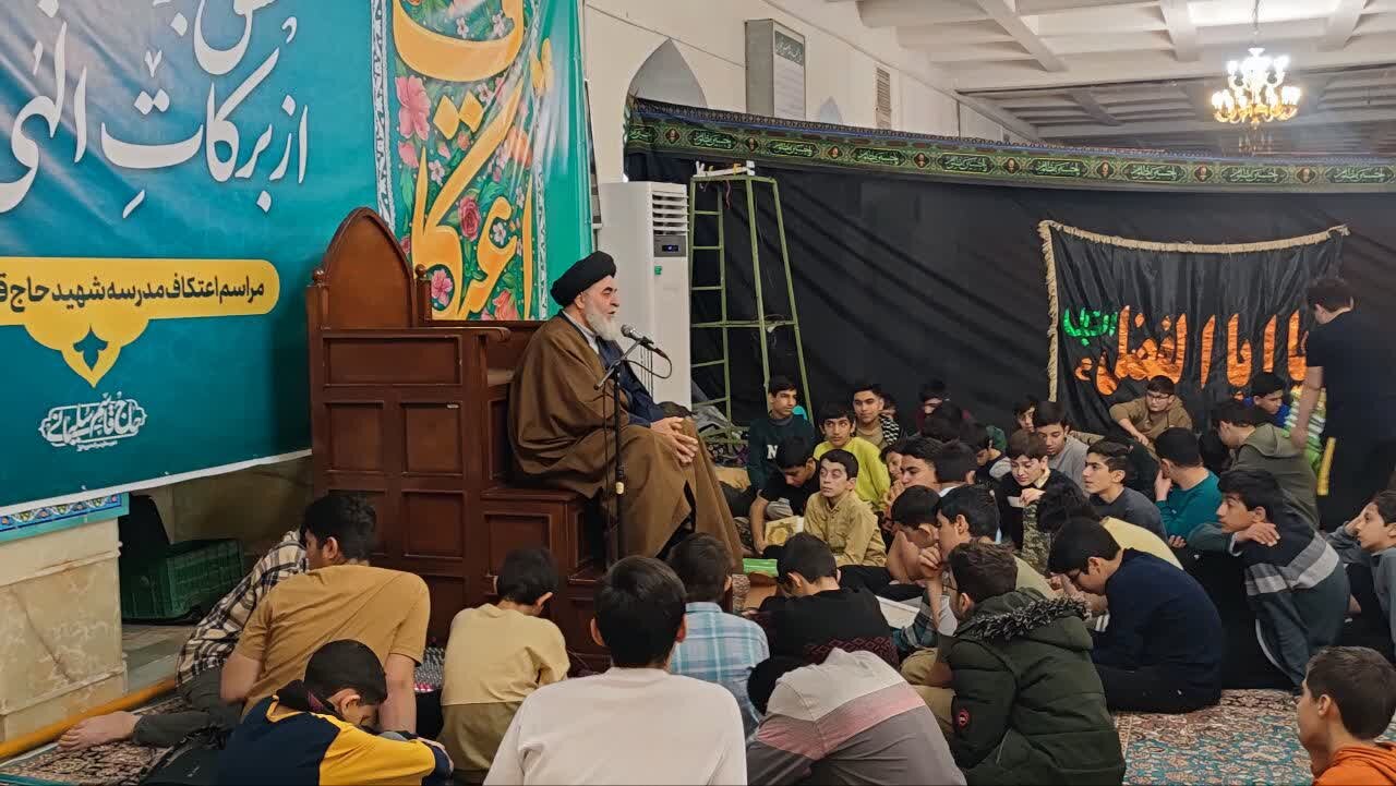 نشست صمیمی تولیت مسجد مقدس جمکران با دانش‌آموزانِ معتکف