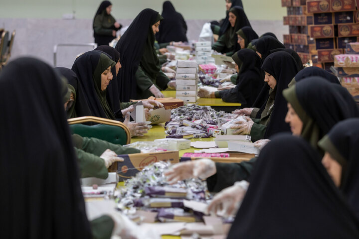 گزارش تصویری | بسته‌بندی افطاری سبک در حرم مطهر رضوی