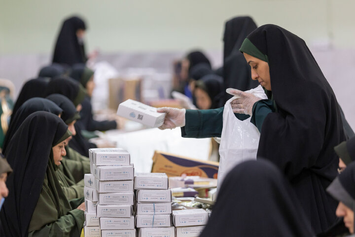 گزارش تصویری | بسته‌بندی افطاری سبک در حرم مطهر رضوی