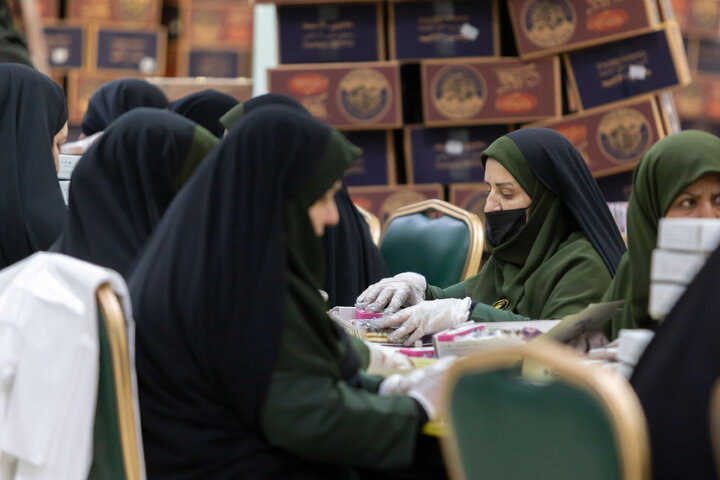 گزارش تصویری | بسته‌بندی افطاری سبک در حرم مطهر رضوی