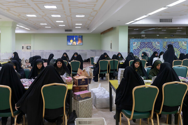 گزارش تصویری | بسته‌بندی افطاری سبک در حرم مطهر رضوی