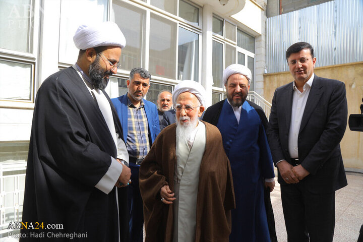 Photos: Grand Ayatollah Javadi Amoli plants saplings on National Tree Planting Day