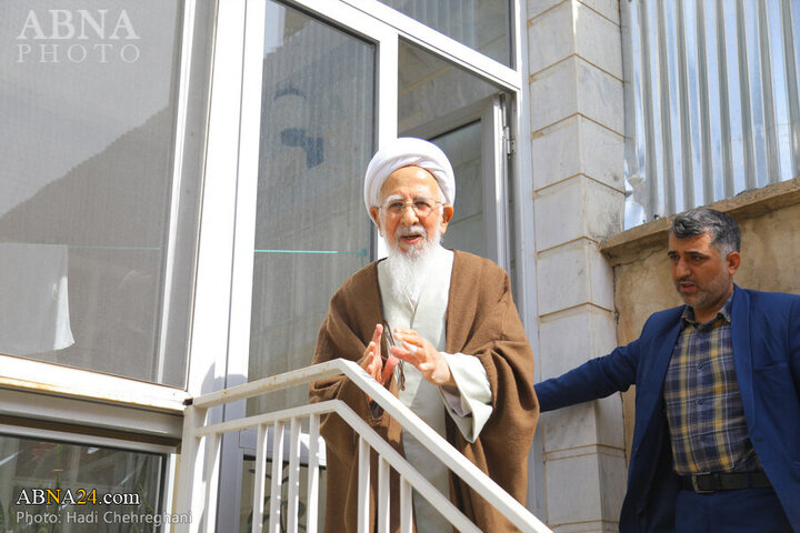 Photos: Grand Ayatollah Javadi Amoli plants saplings on National Tree Planting Day