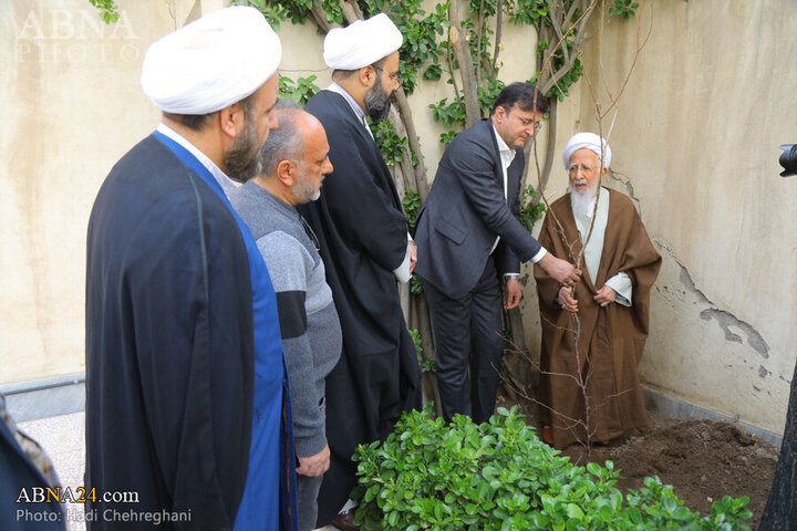 Photos: Grand Ayatollah Javadi Amoli plants saplings on National Tree Planting Day