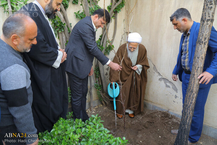 Photos: Grand Ayatollah Javadi Amoli plants saplings on National Tree Planting Day