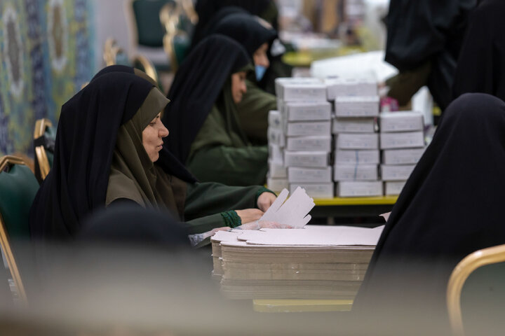 Photos: Light Iftar packs distributed at Imam Reza Shrine