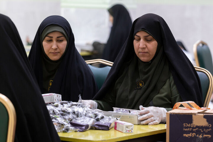Photos: Light Iftar packs distributed at Imam Reza Shrine