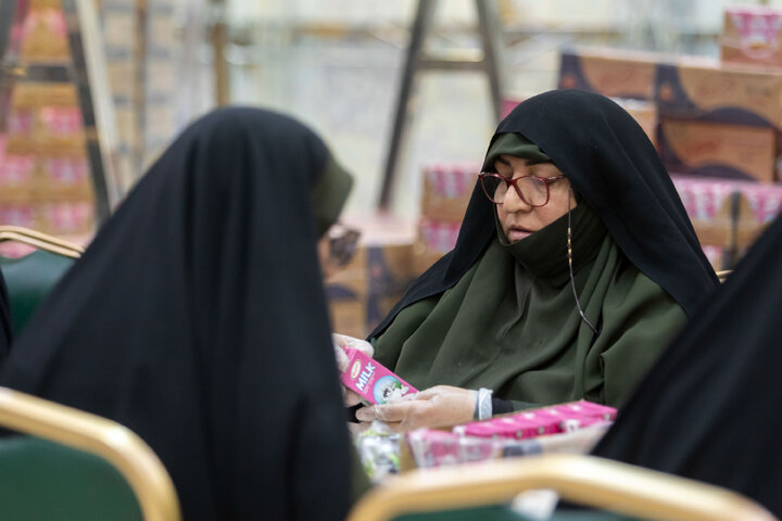 Photos: Light Iftar packs distributed at Imam Reza Shrine