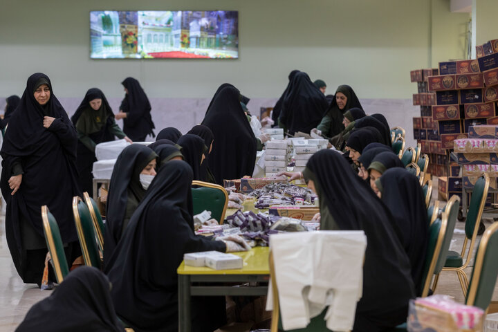 Photos: Light Iftar packs distributed at Imam Reza Shrine