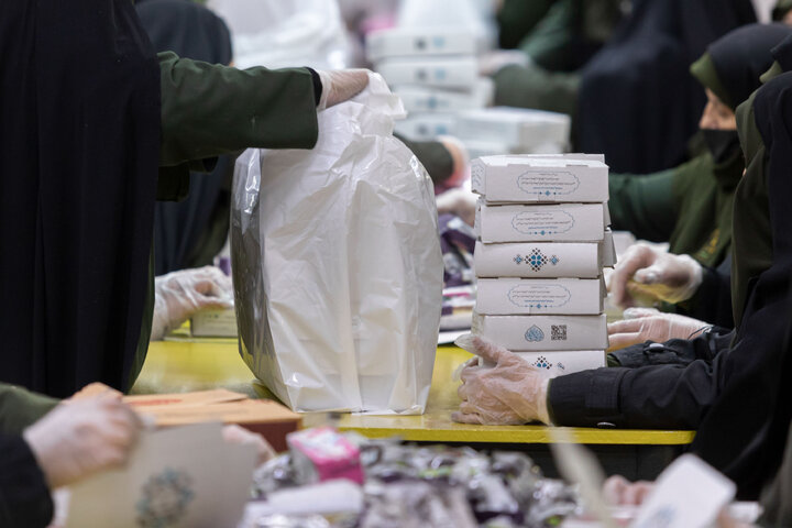 Photos: Light Iftar packs distributed at Imam Reza Shrine