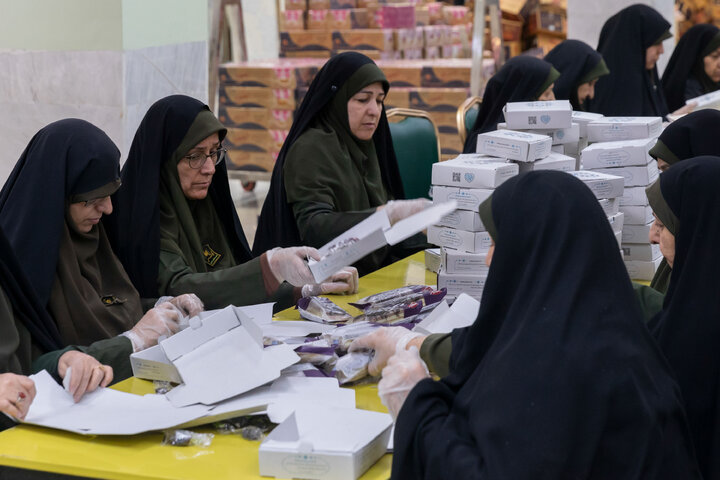 Photos: Light Iftar packs distributed at Imam Reza Shrine