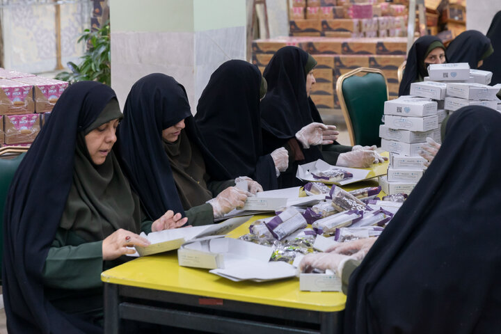 Photos: Light Iftar packs distributed at Imam Reza Shrine
