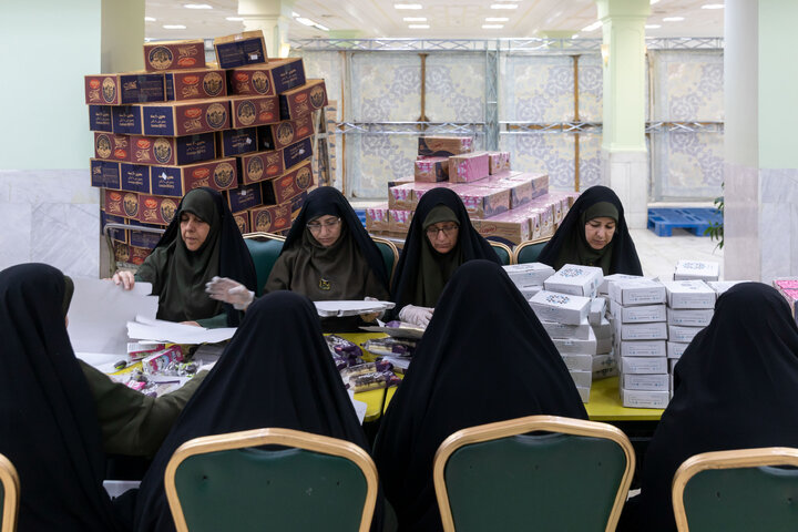 Photos: Light Iftar packs distributed at Imam Reza Shrine