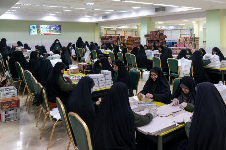 Photos: Light Iftar packs distributed at Imam Reza Shrine