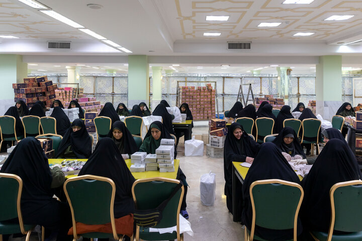 Photos: Light Iftar packs distributed at Imam Reza Shrine