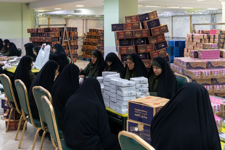Photos: Light Iftar packs distributed at Imam Reza Shrine