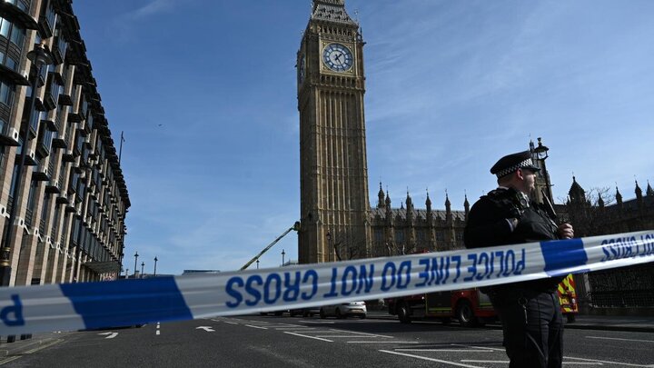 Photos: Young man with Palestinian flag climbs Big Ben clock tower in London