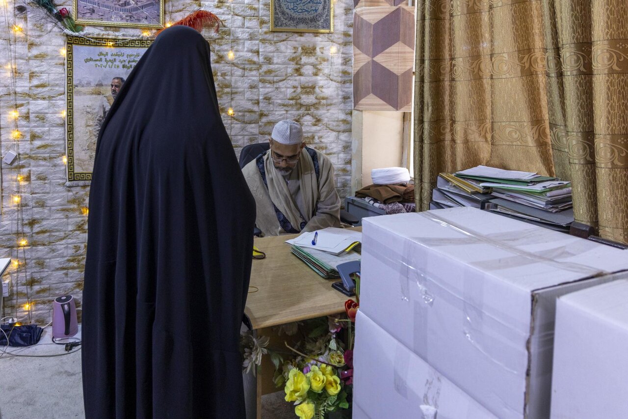 Al-Abbas holy shrine distributes food baskets to needy families during Ramadan month (+Photos)