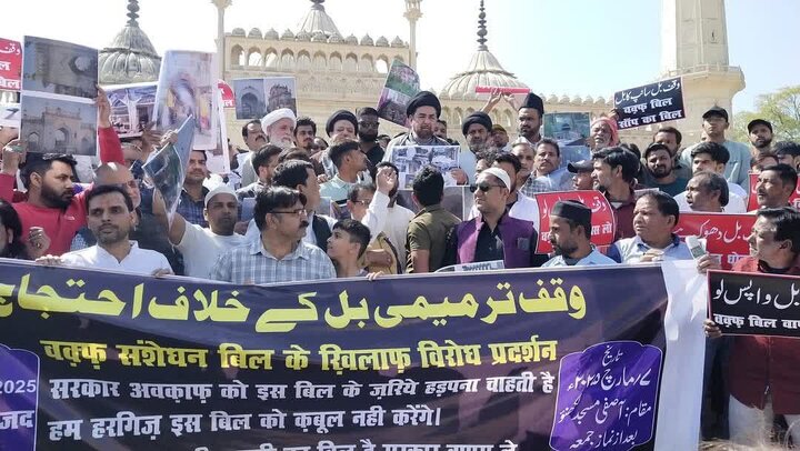 Shia Community in Lucknow Protests Against Waqf Bill