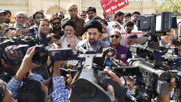 Shia Community in Lucknow Protests Against Waqf Bill