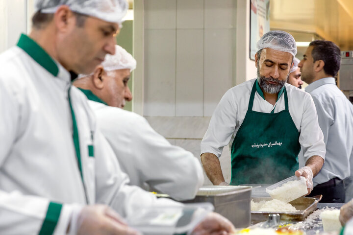Photos: Imam Reza shrine distributes 2,000 Iftar meals daily in Mashhad