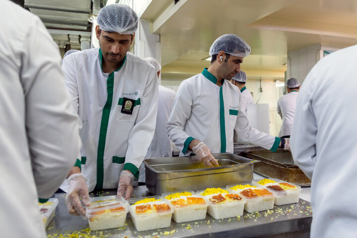 Photos: Imam Reza shrine distributes 2,000 Iftar meals daily in Mashhad