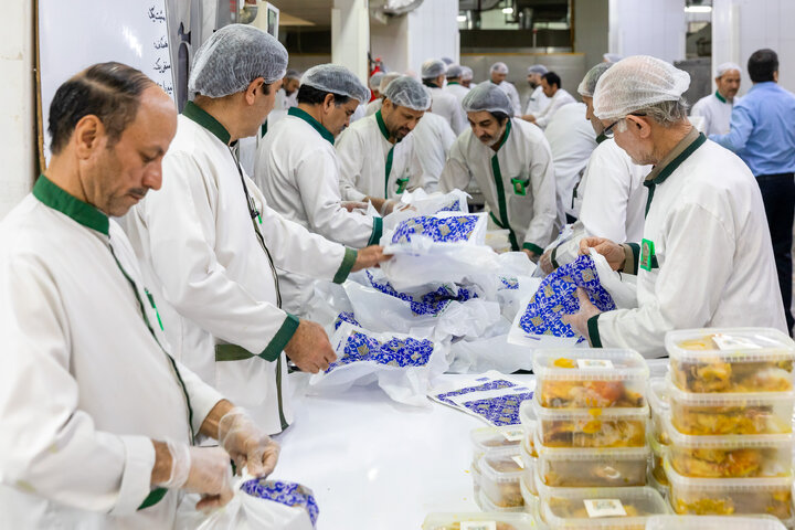 Photos: Imam Reza shrine distributes 2,000 Iftar meals daily in Mashhad