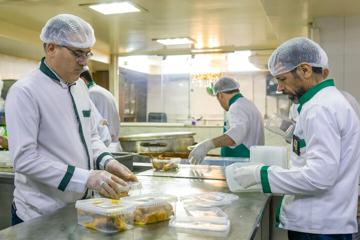 Photos: Imam Reza shrine distributes 2,000 Iftar meals daily in Mashhad