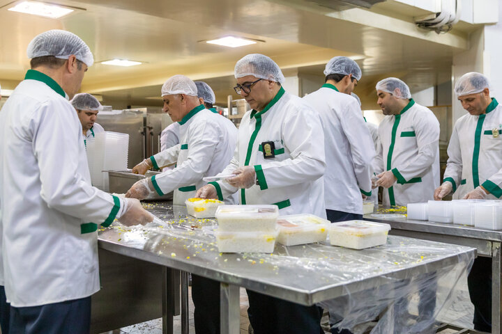 Photos: Imam Reza shrine distributes 2,000 Iftar meals daily in Mashhad