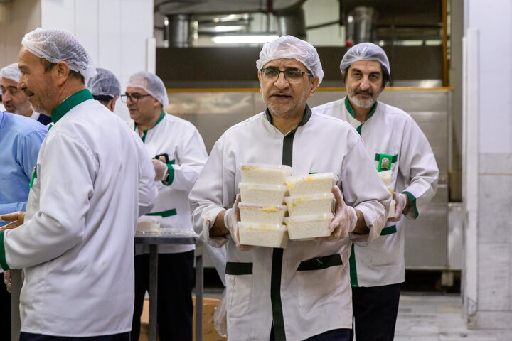 Photos: Imam Reza shrine distributes 2,000 Iftar meals daily in Mashhad