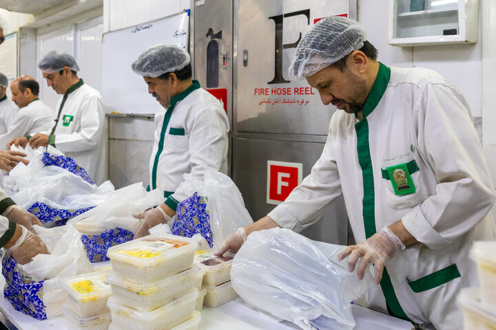 Photos: Imam Reza shrine distributes 2,000 Iftar meals daily in Mashhad
