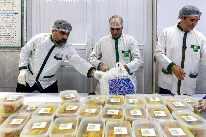 Photos: Imam Reza shrine distributes 2,000 Iftar meals daily in Mashhad