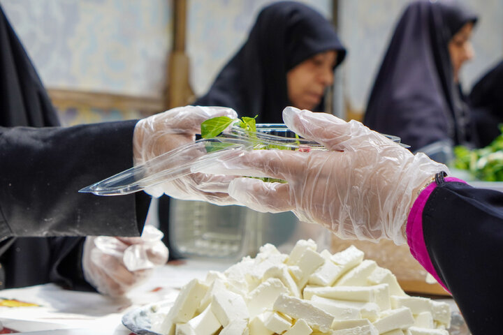 Photos: Imam Reza teahouse prepares and distributes light Iftar meals