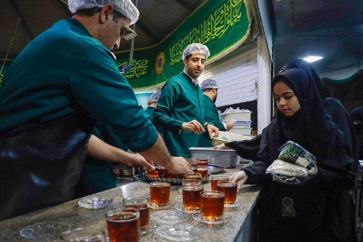 Photos: Imam Reza teahouse prepares and distributes light Iftar meals