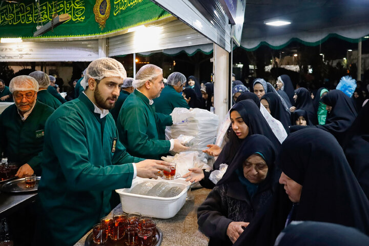 Photos: Imam Reza teahouse prepares and distributes light Iftar meals