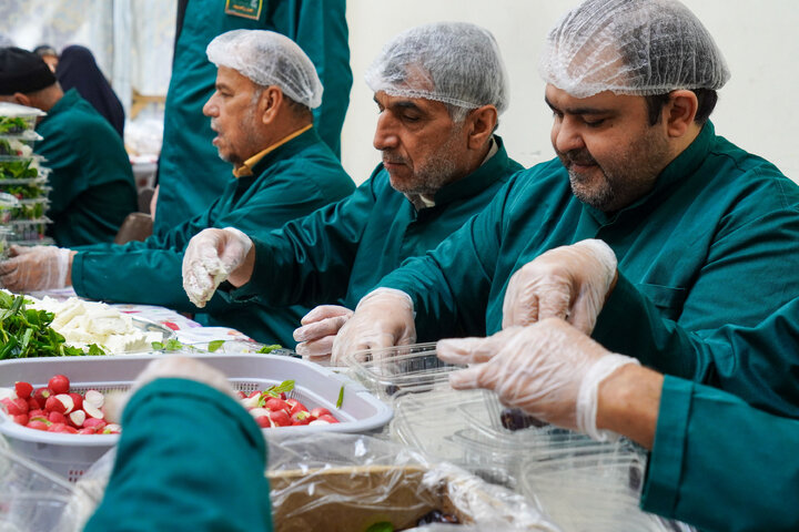 Photos: Imam Reza teahouse prepares and distributes light Iftar meals