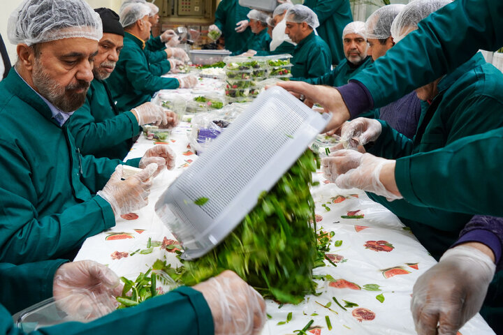 Photos: Imam Reza teahouse prepares and distributes light Iftar meals
