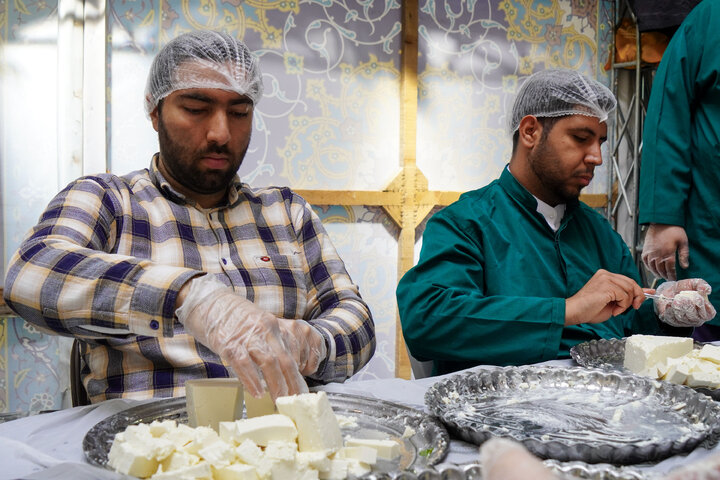 Photos: Imam Reza teahouse prepares and distributes light Iftar meals