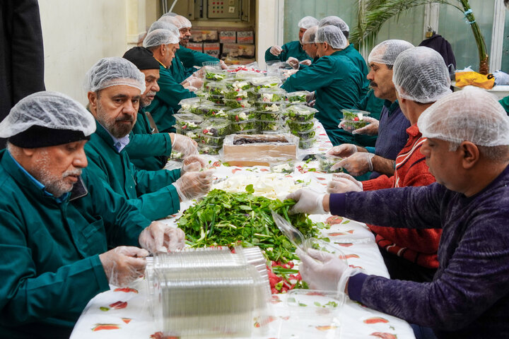Photos: Imam Reza teahouse prepares and distributes light Iftar meals