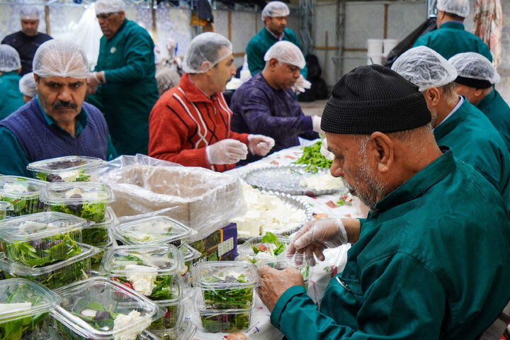 Photos: Imam Reza teahouse prepares and distributes light Iftar meals
