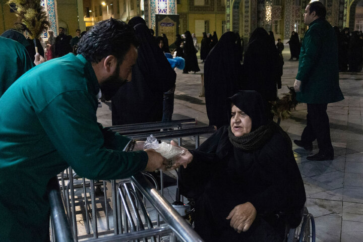 Photos: Imam Reza teahouse prepares and distributes light Iftar meals